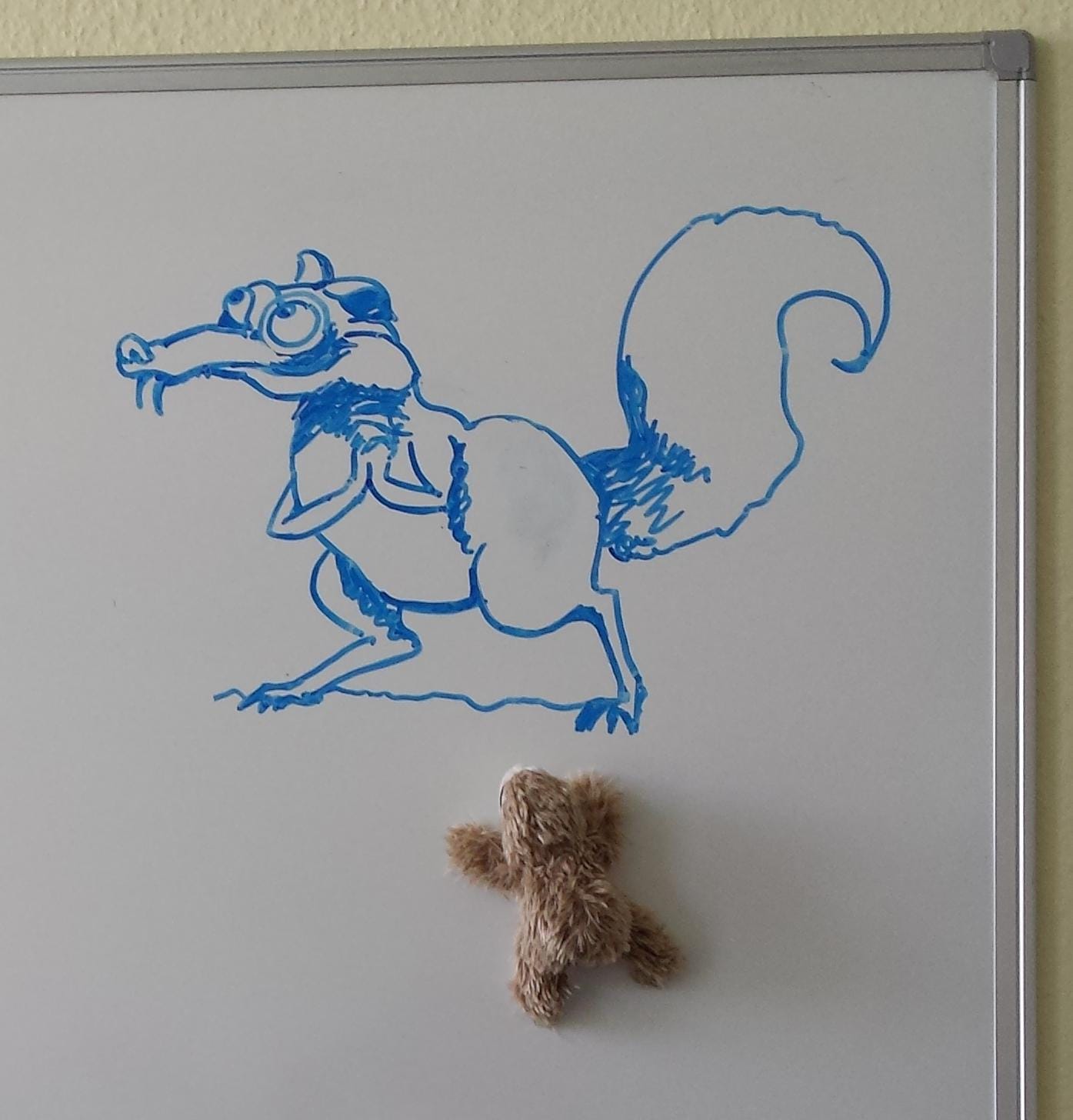 Whiteboard mit Scrat-Zeichnung
