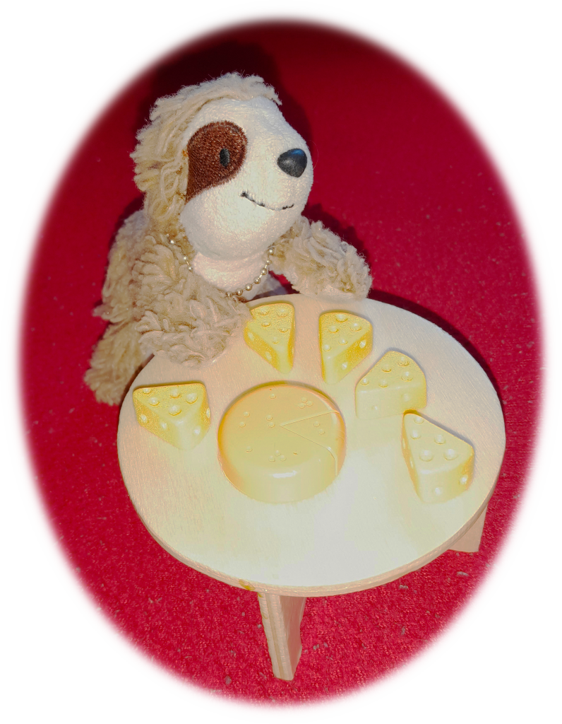Eliza am Tisch mit Käse