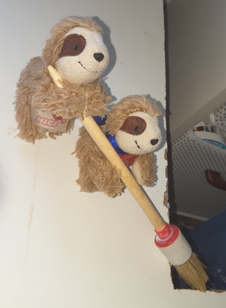 Eliza & Marty streichen den Ausschnitt für die Spüle mit Holzlack